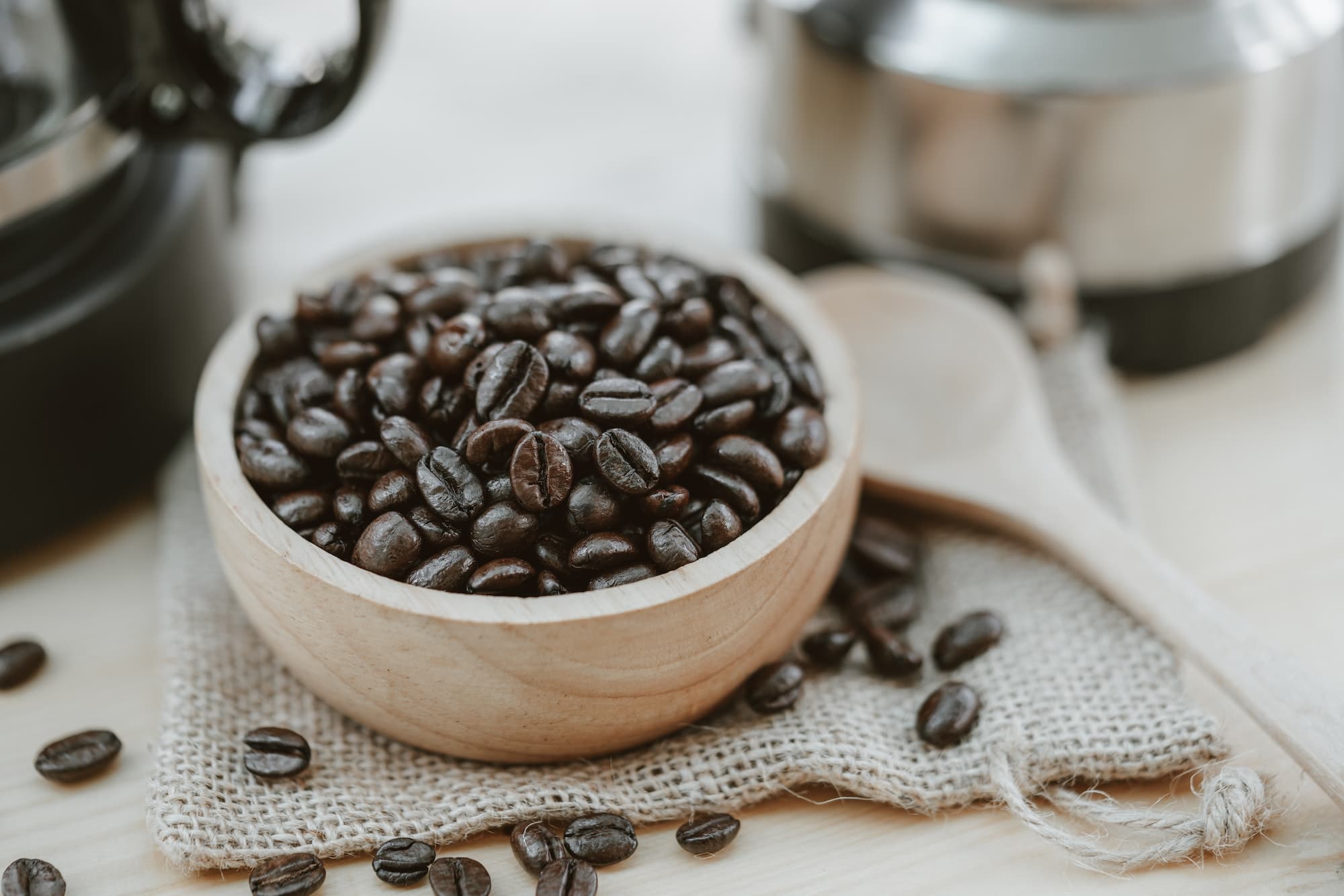 Kahvipapuja puisessa kulhossa